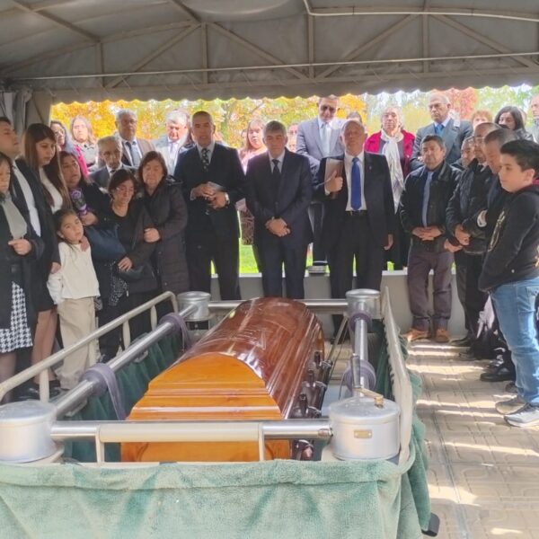 Parte a la presencia del Señor El pastor Ernesto Ampuero.