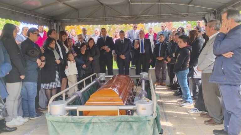 Parte a la presencia del Señor El pastor Ernesto Ampuero.