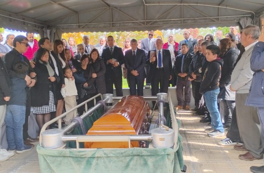 Parte a la presencia del Señor El pastor Ernesto Ampuero.